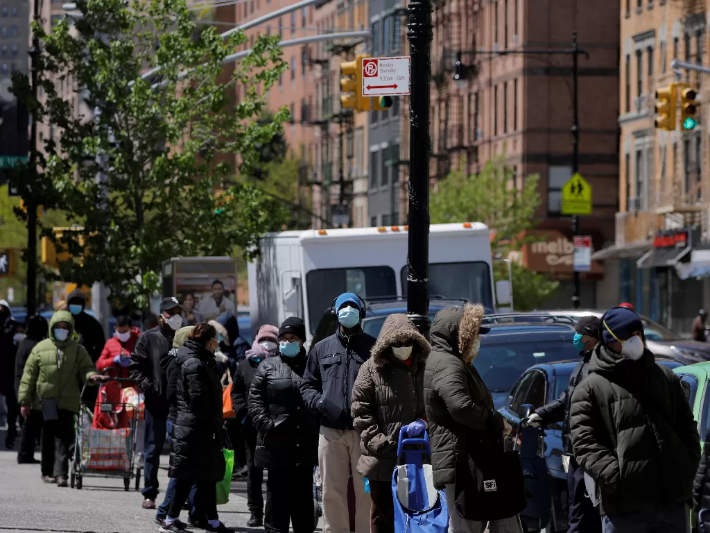 Orang-orang di Manhattan, New York yang mengenakan masker. (REUTERS/Andrew Kelly)