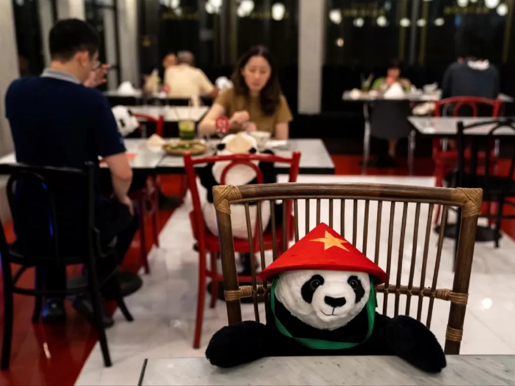 Boneka panda di restoran Thailand. (REUTERS/Athit Perawongmetha)