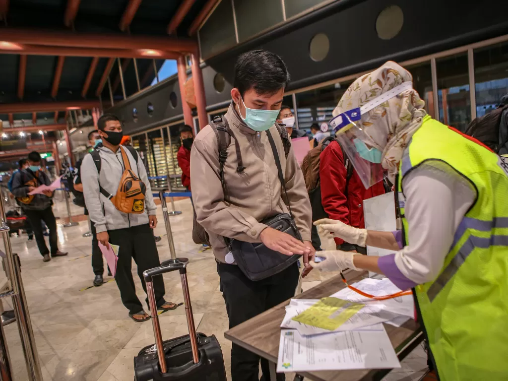Petugas memeriksa kesehatan calon penumpang sebelum pemberangkatan di Terminal 2 Bandara Soekarno Hatta, Tangerang, Banten, Jumat (15/5/2020). (ANTARA/Fauzan)