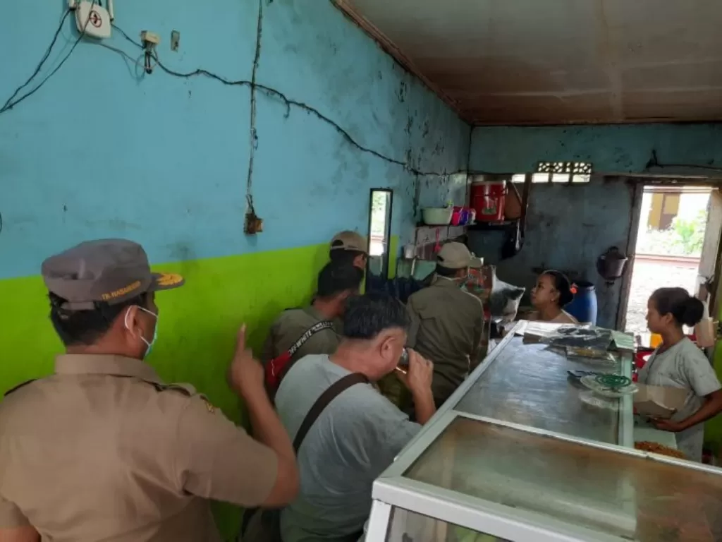 Petugas Pol PP Kota Serang melakukan razia rumah makan yang buka siang hari selama Ramadhan di Serang, Kamis. (ANTARA/Mulyana)