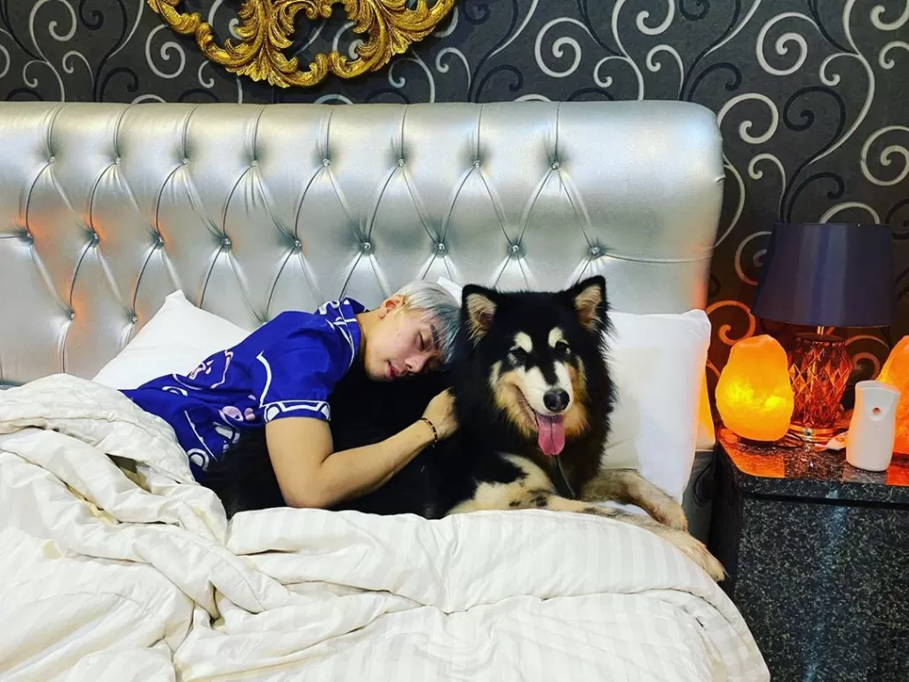 Paranormal Roy Kiyoshi bersama anjing peliharaannya. (Instagram/@roykiyoshi)