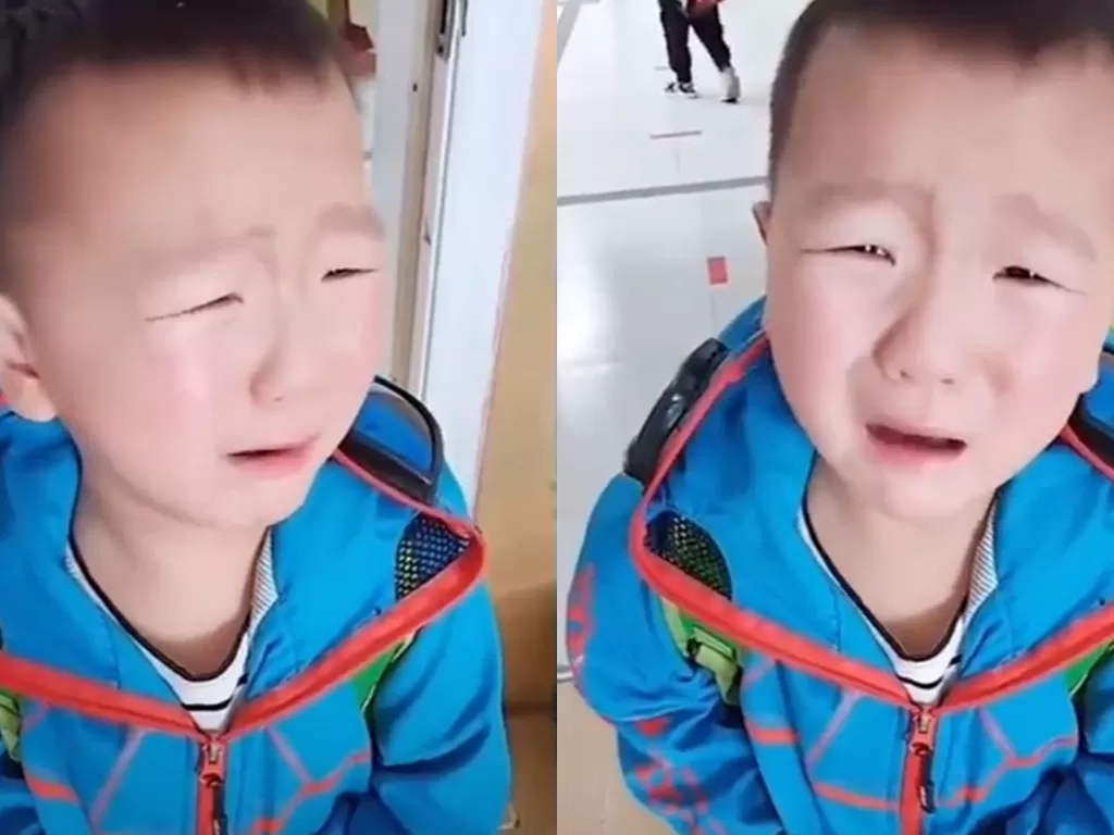 Seorang bocah menangis karena tak ingat kelas dan gurunya. (Screenshot)
