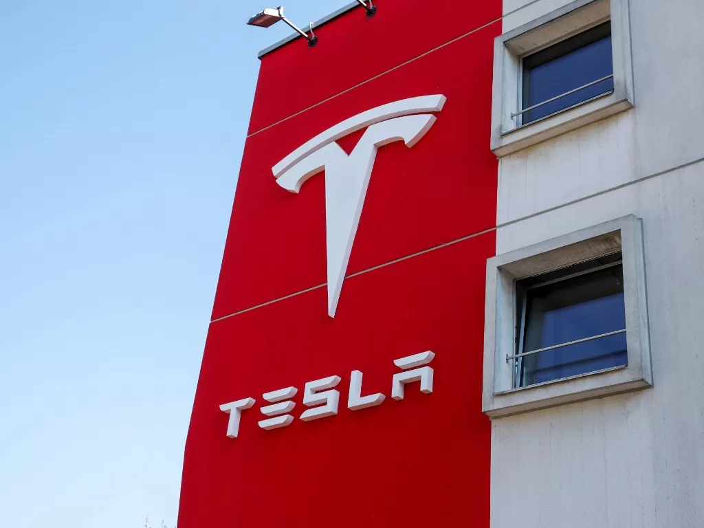 Logo perusahaan Tesla (photo/REUTERS/Arnd Wiegmann)