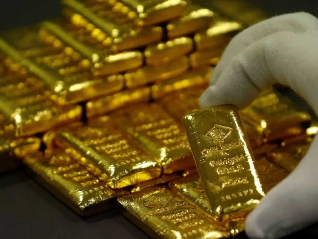 Ilustrasi emas batangan. (Foto: REUTERS/Leonhard Foeger)