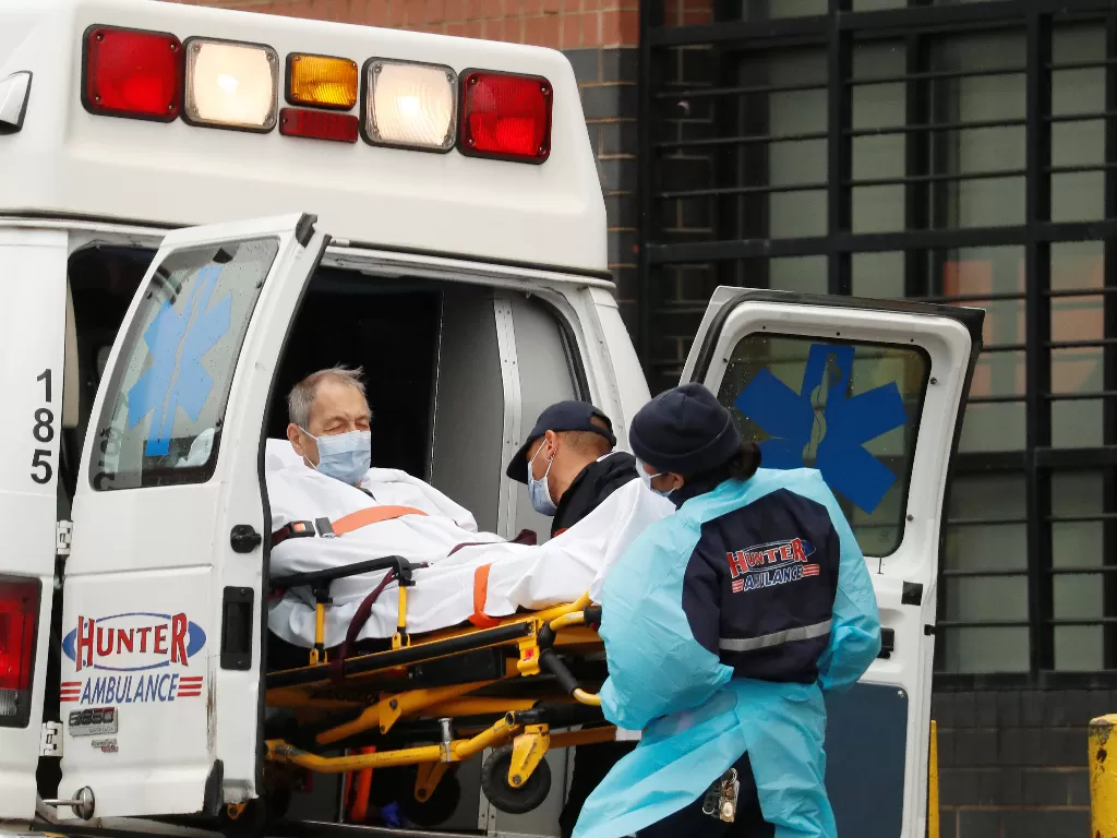 Staf medis membawa pasien ke dalam ambulans. (REUTERS/Lucas Jackson)
