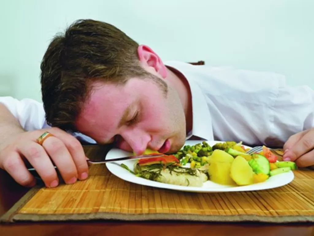 Ilustrasi orang tidur setelah makan. (eVaidya.com_)