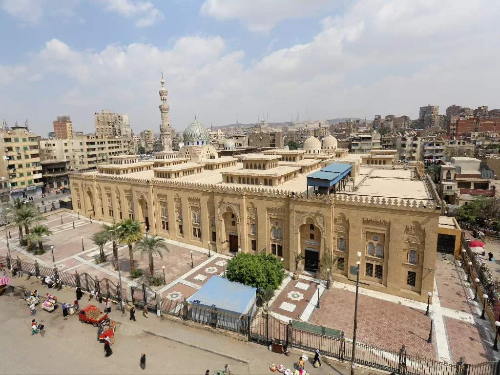 Pandangan umum menunjukkan Masjid El Sayeda Zainab yang tertutup, karena umat Islam tidak menghadiri sholat Jum'at di Kairo Islam tua. (Photo/REUTERS/Mohamed Abd El Ghany)