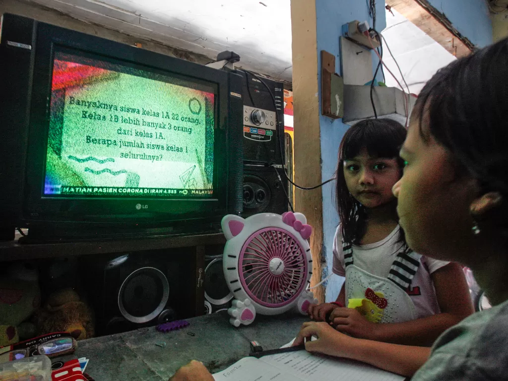 Siswa kelas 3 Sekolah Dasar (SD) mengikuti kegiatan belajar mengajar di rumah melalui siaran televisi TVRI di Depok, Jawa Barat, Selasa (14/4/2020). (ANTARA FOTO/Yulius Satria Wijaya)
