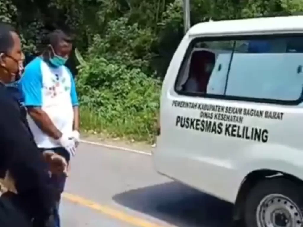 Cuplikan sejumlah warga Kampung Kristen mendoakan bidan muslim yang terjangkit virus corona di dalam ambulans yang melintas di Kampung Kristen. (Istimewa)