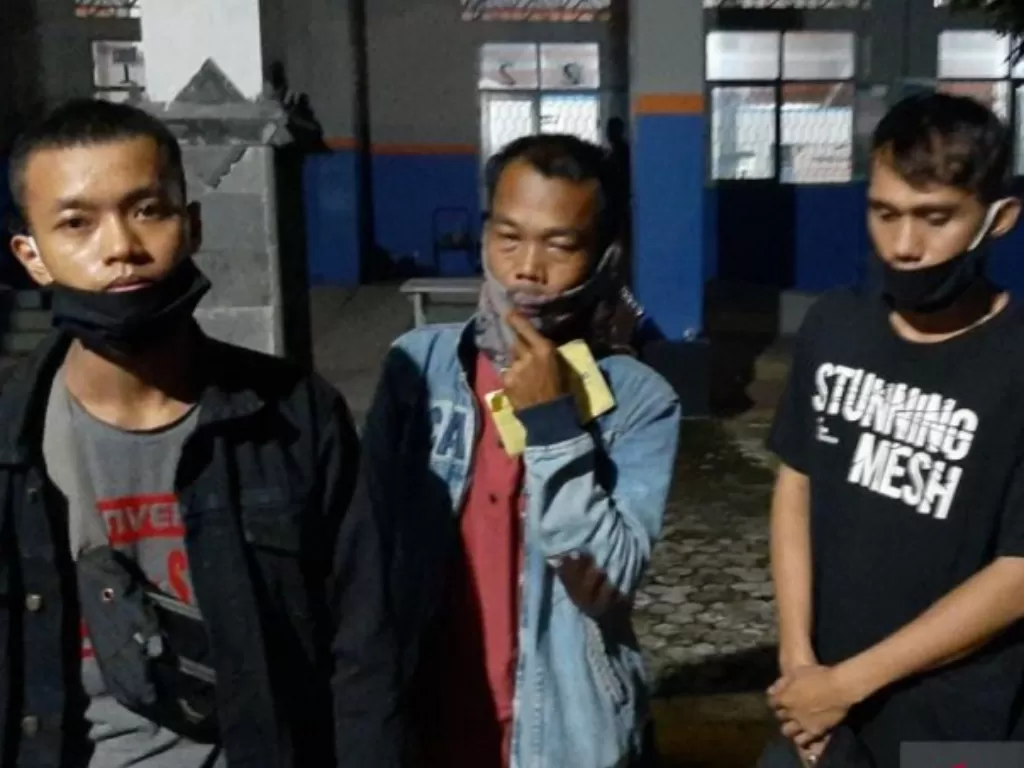 Tiga orang penumpang ilegal melalui Pelabuhan Tanjungkalian Mentok dikembalikan ke daerah asal. (Photo/ANTARA/ Donatus D.P)