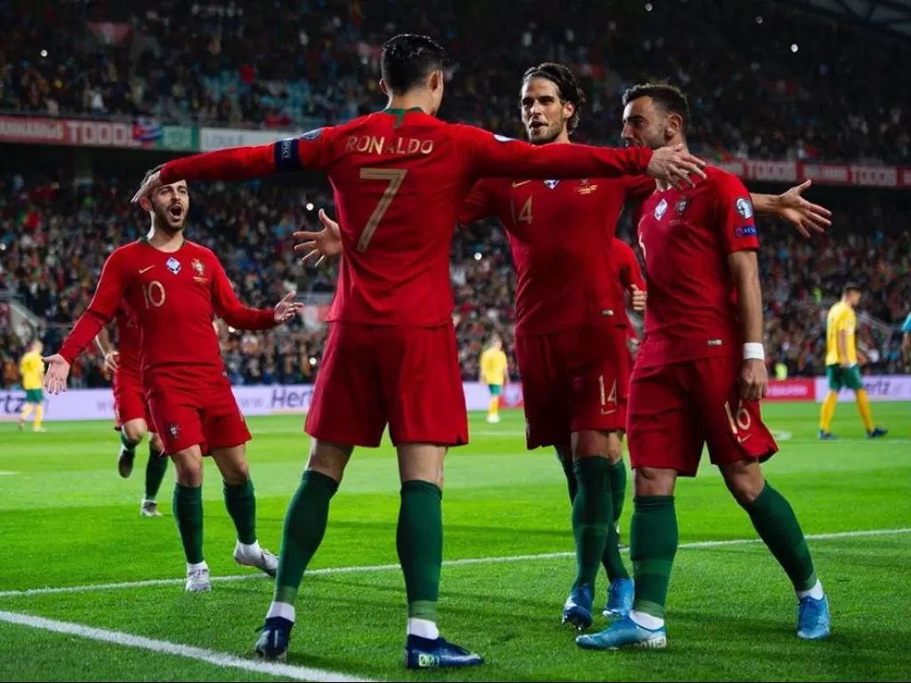 Ronaldo dan skuad portugal melakukan selebrasi gol. (Instagram/cristiano)