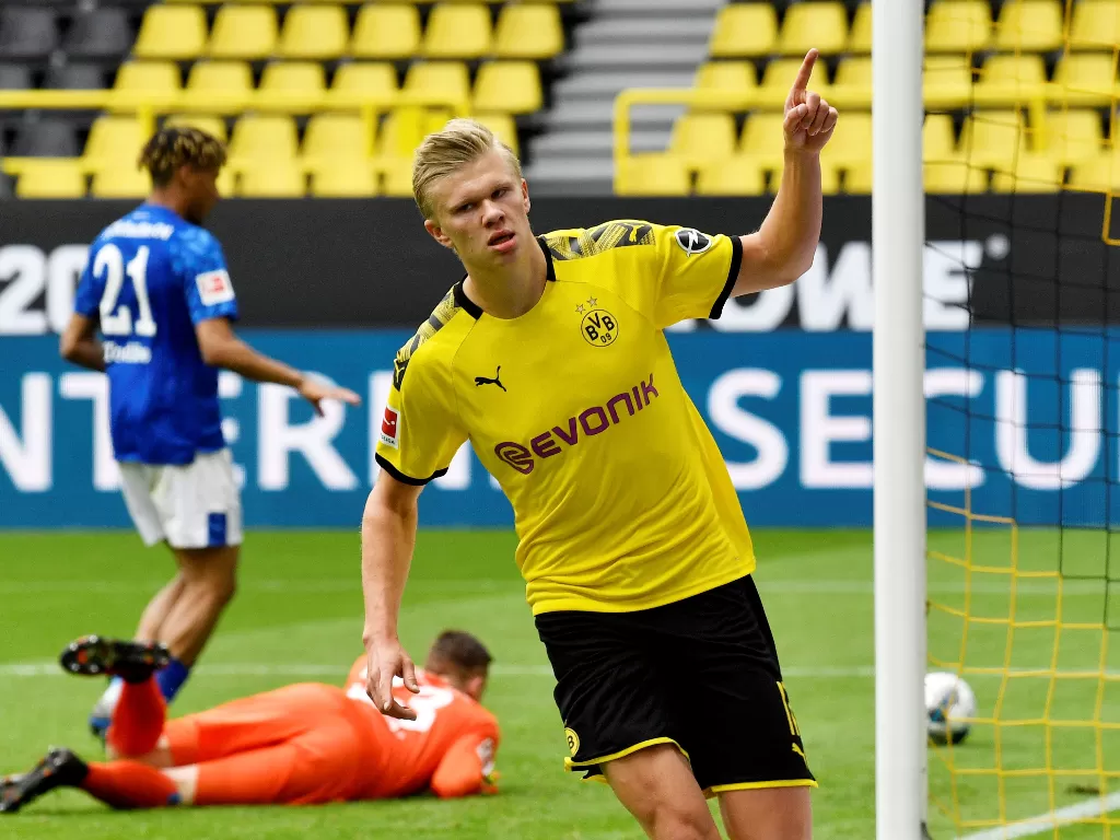 Penyerang Borussia Dortmund, Erling Haaland saat melakukan selebrasi gol ke gawang Schalke 04. (Martin Meissner/Pool via REUTERS DFL)