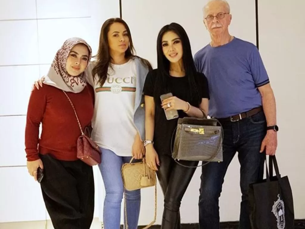 Syahrini bersama Laurens dan keluarganya berfoto bersama. (Foto: Instagram/@liohk)