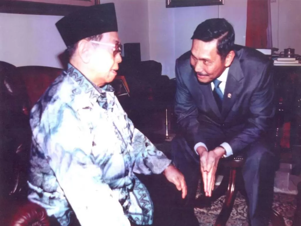 Presiden Abdurrahman Wahid/Gus Dur (kiri) dan Luhut Binsar Pandjaitan (kanan). (Istimewa)