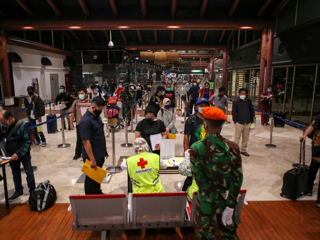 Petugas memeriksa kesehatan calon penumpang sebelum pemberangkatan di Terminal 2 Bandara Soekarno Hatta, Tangerang, Banten. (ANTARA/Fauzan)