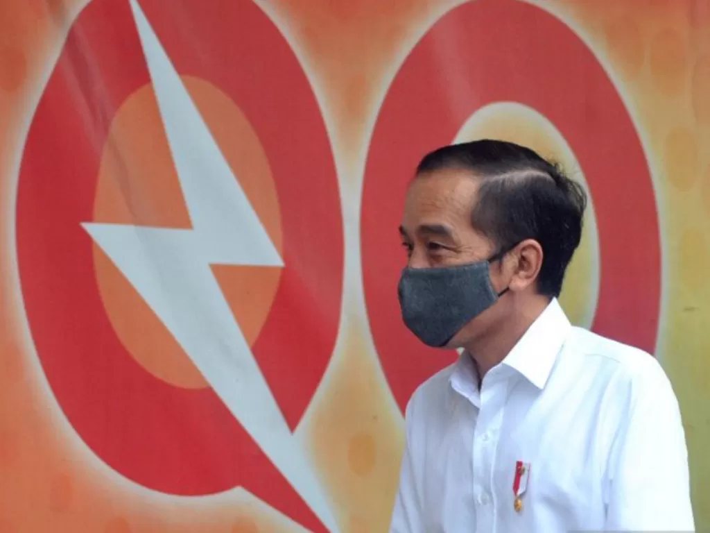 Presiden Joko Widodo saat meninjau penyerahan bantuan sosial bagi warga terdampak pandemi corona di Kantor Pos Bogor, Jawa Barat. (ANTARA/Arif Firmansyah)