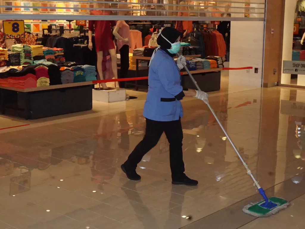 Ilustrasi petugas kebersihan membersihkan lantai pusat perbelanjaan. (Foto ANTARA/Agus Setiawan)