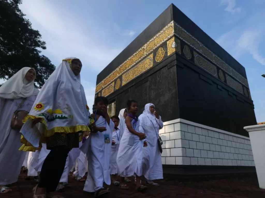 Sejumlah siswa Taman Kanak-Kanak mengikuti manasik haji di Surabaya, Jawa Timur, Sabtu (15/2/2020). Kegiatan itu untuk mengenalkan tata cara melaksanakan ibadah haji sejak usia dini. (Photo/Ilustrasi/ANTARA FOTO/Didik Suhartono)