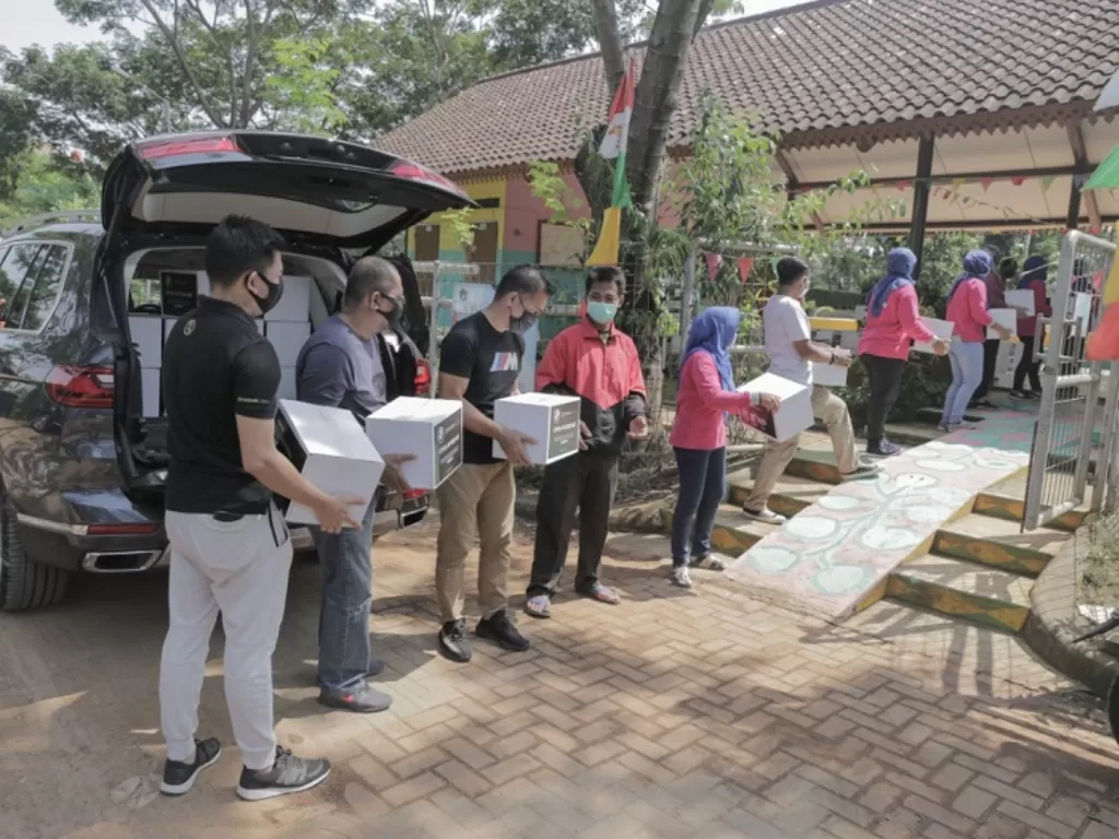 Perwakilan BMW serahkan bantuan kepada masyarakat kecil di Bintaro. (BMW indonesia)