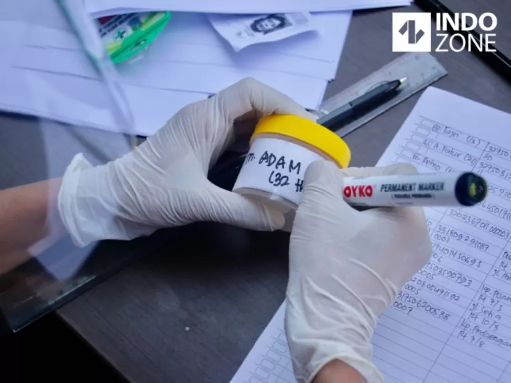 Petugas Dinas Kesehatan Bekasi Kota mendata warga yang akan melakukan tes PCR (Polymerase Chain Reaction) di Check Point Sumber Artha, Bekasi, Jawa Barat, Selasa (5/5/2020). (INDOZONE/Febio Hernanto)