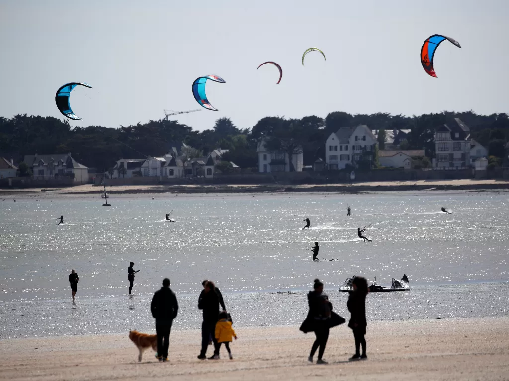 Pantai La Baule, Prancis yang kembali diramaikan turis. (REUTERS/Stephane Mahe)