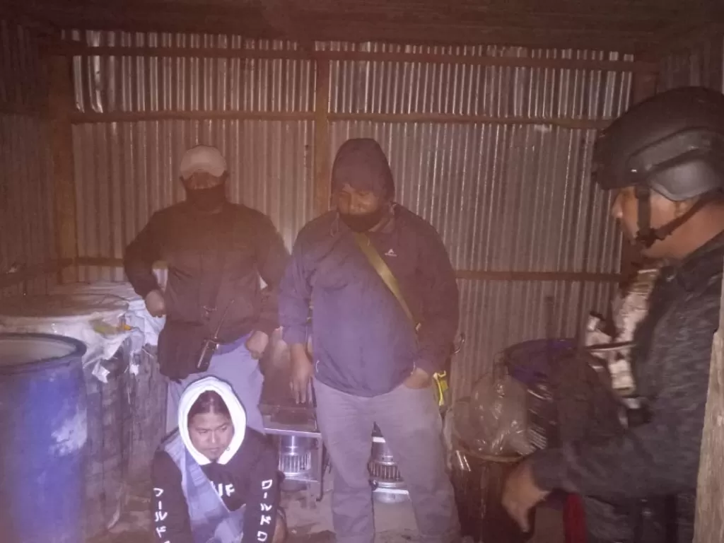 Polisi mengamankan pelaku pembuat miras ilegal (Dok Humas Polda Papua)