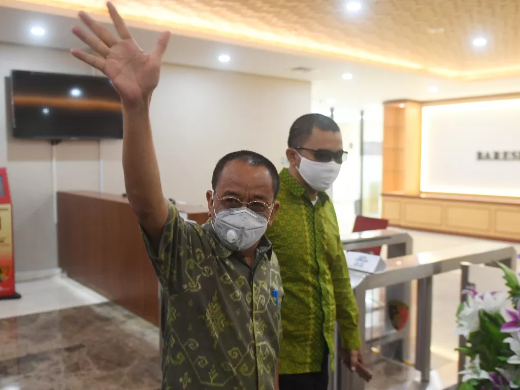 Mantan Sekretaris Kementerian BUMN Muhammad Said Didu (kiri) melambaikan tangan sebelum menjalani pemeriksaan di Bareskrim Polri, Jakarta, Jumat (15/5/2020). (ANTARA FOTO/Akbar Nugroho Gumay).