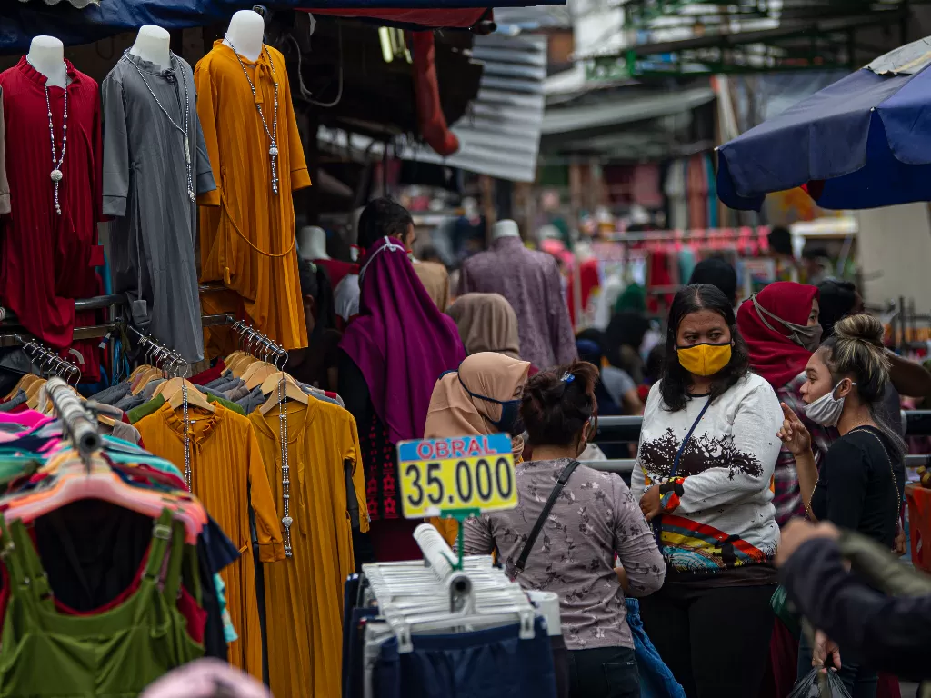  Warga berbelanja pakaian yang dijual pedagang kaki lima di Jalan Jati Baru II, Tanah Abang, Jakarta, Senin (18/5/2020). (ANTARA FOTO/Aditya Pradana Putra)