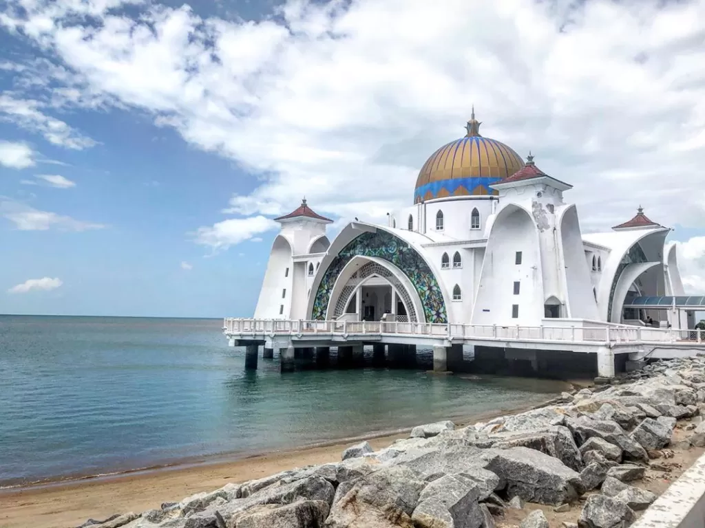 Masjid Selat Melaka. (Instagram/midori_nishibo)