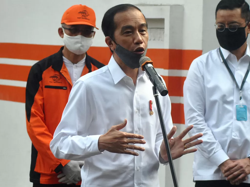 Presiden Jokowi saat mengecek penyaluran BST kepada Keluarga Penerima Manfaat (KPM) di Kota Bogor. (ANTARA/Arif Firmansyah)