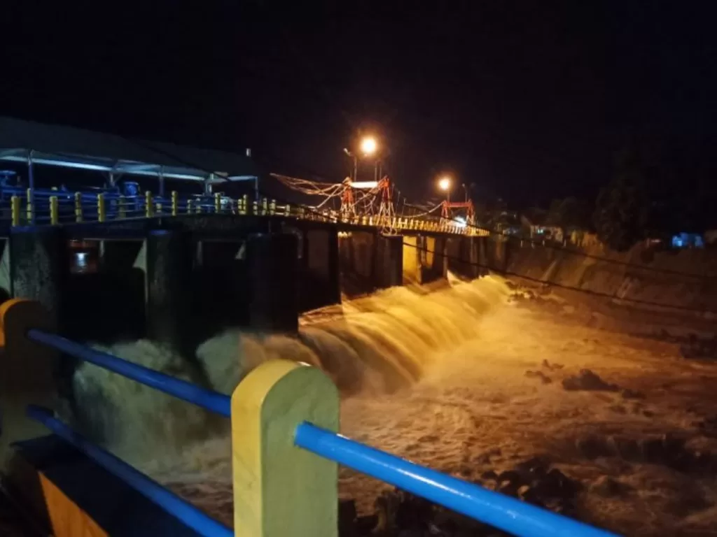 Tinggi muka air (TMA) di Bendung Katulampa Kota Bogor 50 cm, pada Senin (18/5/2020) malam sekitar pukul 22:00 WIB (ANTARA/HO/Petugss Jaga Katumpala) 