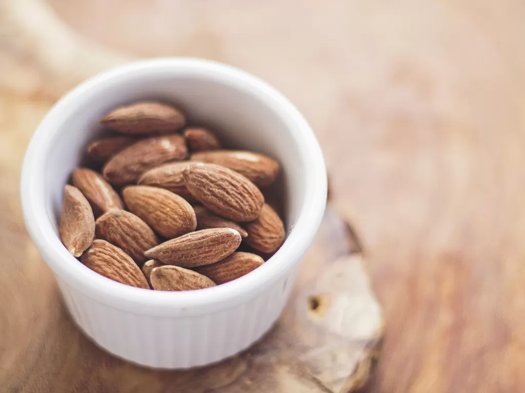 Kacang almond sangat baik untuk lansia. (Pixabay)