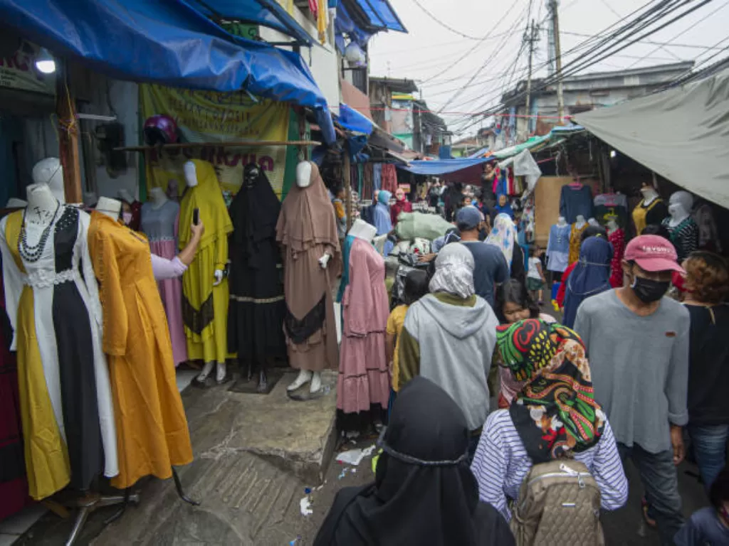 Warga berbelanja pakaian yang dijual pedagang kaki lima di Jalan Jati Baru II, Tanah Abang, Jakarta, Senin (18/5/2020). (ANTARA FOTO/Aditya Pradana Putra)