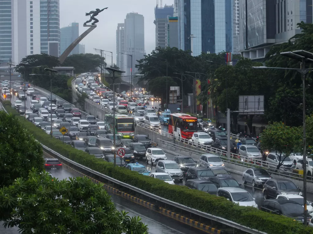 Sejumlah pengendara kendaraan bermotor mengalami kemacetan lalu lintas di Tol Dalam Kota dan Jalan MT Haryono, Pancoran, Jakarta, Senin (18/5/2020). (ANTARA FOTO/Rifki N)