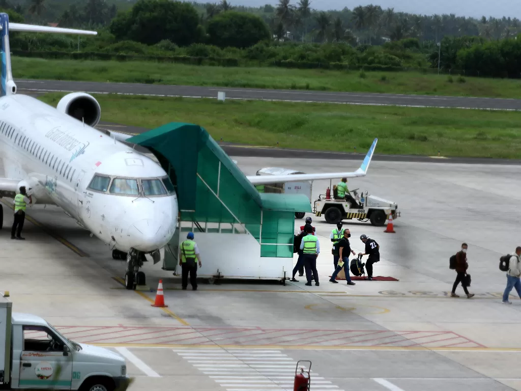 Ilustrasi penumpang keluar dari pesawat di Bandara. (Foto: ANTARA/Budi Candra Setya)