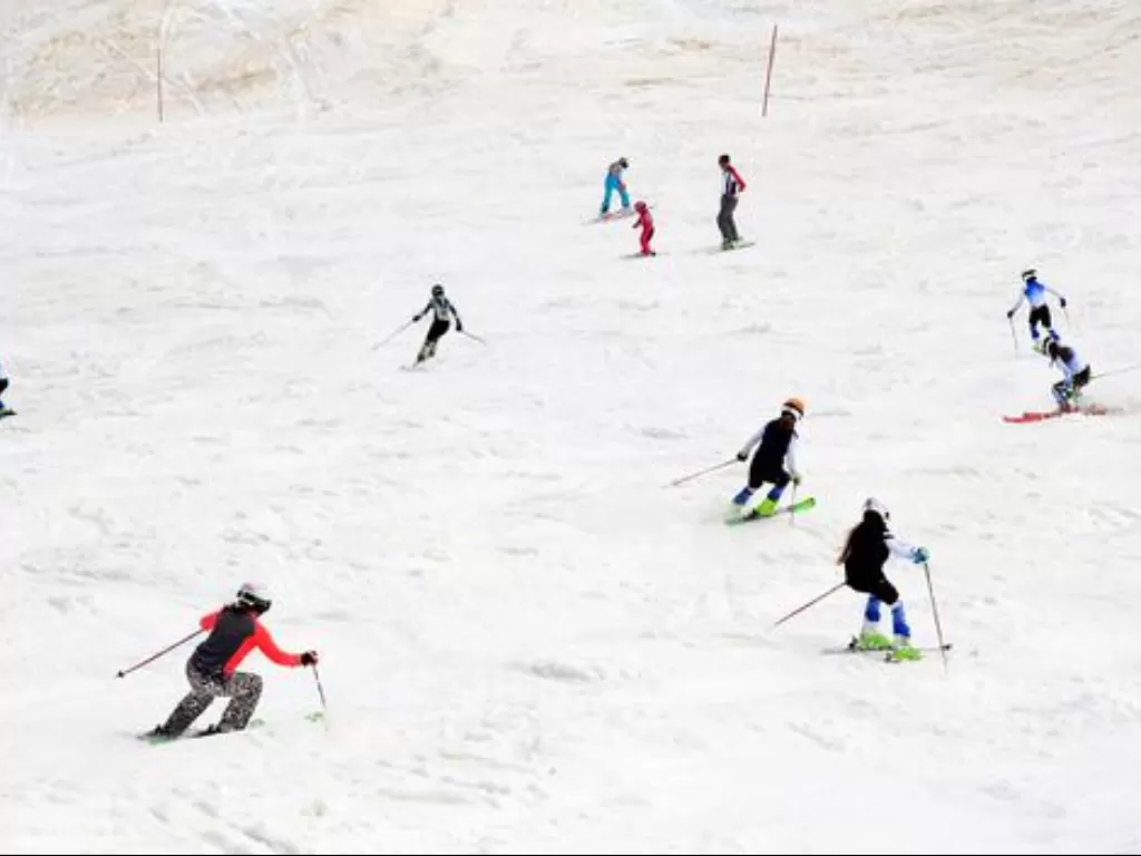 Ratusan orang bermain ski di resor Kanin, Slovenia pada Minggu (17/5/2020). (REUTERS/Borut Zivulovic)
