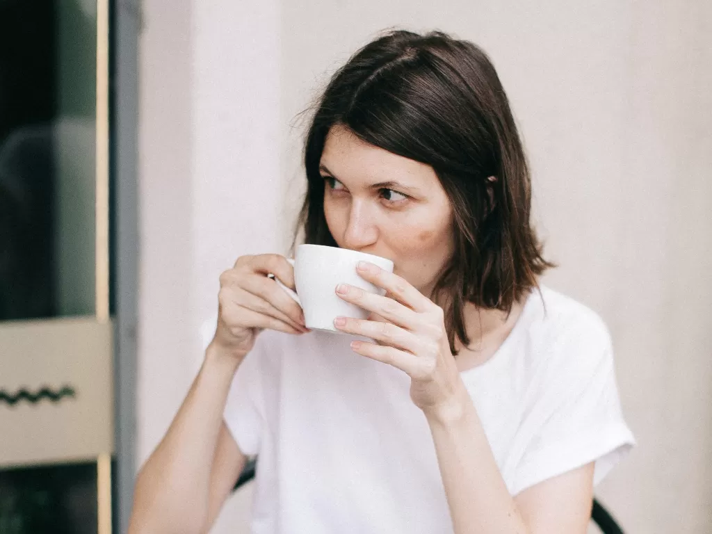 Ilustrasi wanita mengonsumsi kopi. (Pexels/Lina Kivaka)