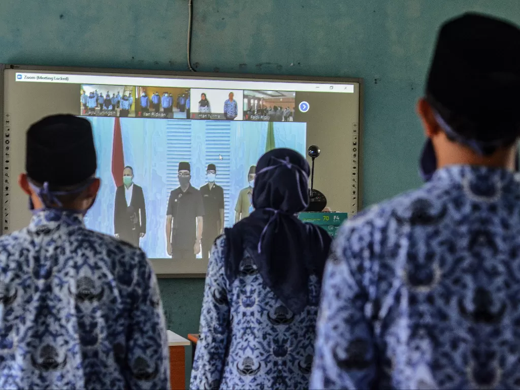 Sepuluh orang Pegawai Negeri Sipil (PNS) mengikuti pelantikan online. (photo/Ilustrasi/ANTARA FOTO/Adeng Bustomi)