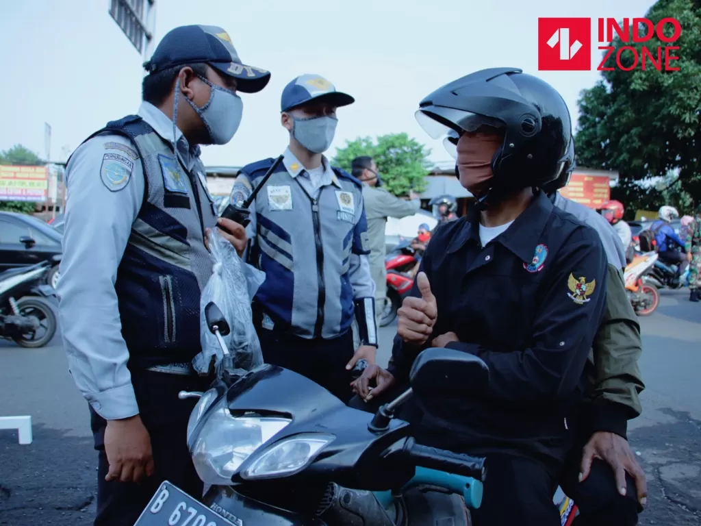 Dishub ikut mengawasi PSBB di DKI Jakarta.(INDOZONE/Febio Hernanto)