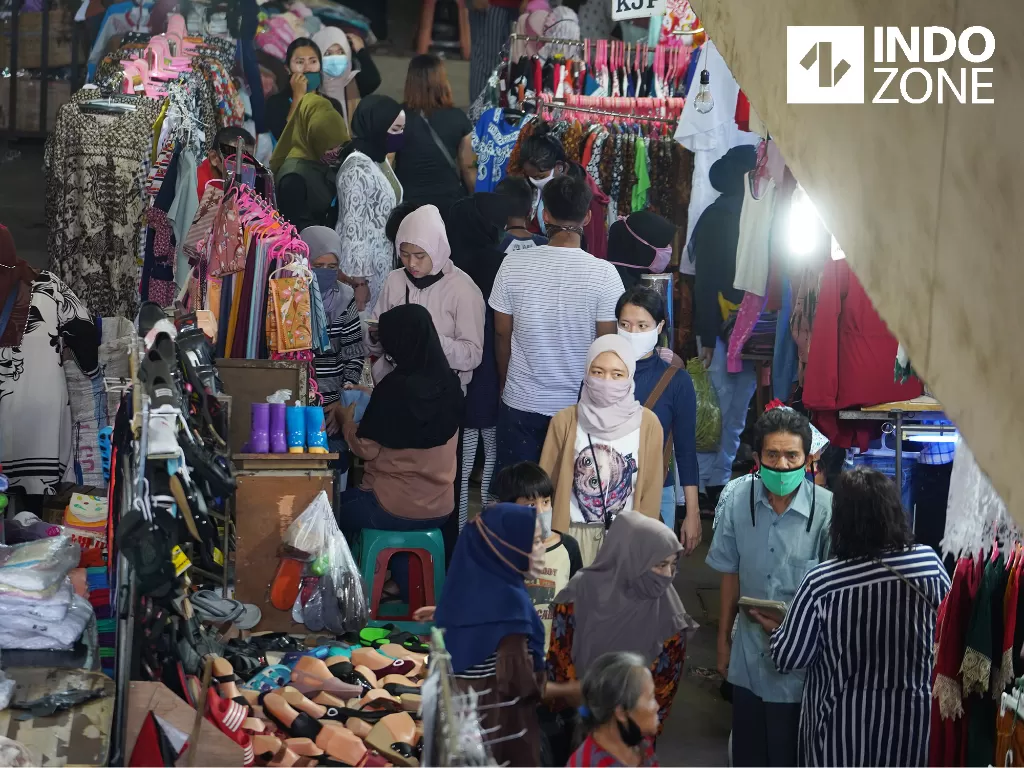 Warga berbelanja beragam kebutuhan di Pasar Kebayoran Lama, Jakarta, Rabu (20/5/2020). (INDOZONE/Arya Manggala)