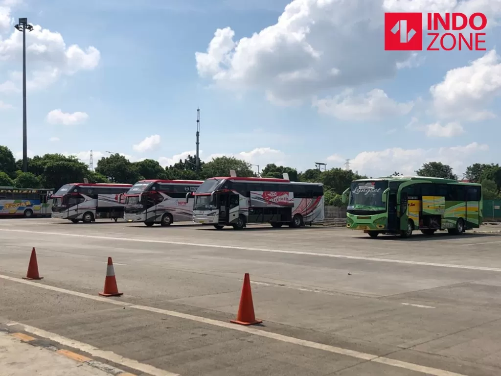 Suasana H-4 Lebaran di Terminal Bus Terpadu Pulo Gebang, Jakarta Timur, Rabu (20/5/2020). (INDOZONE/Samsudhuha Wildansyah)