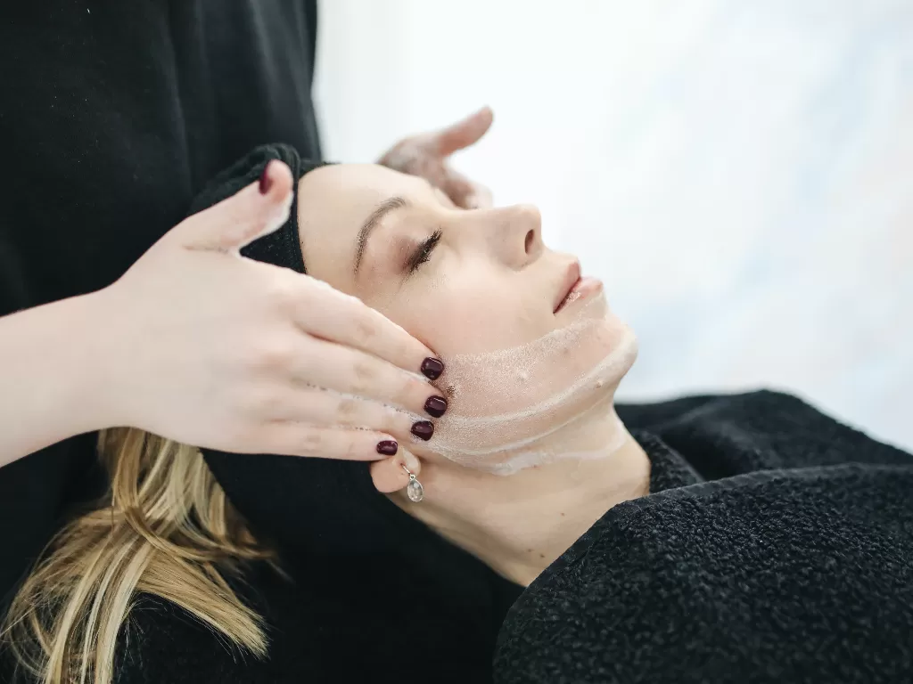 Ilustrasi perawatan dengan face scrub (Pexels/Polina Tankilevitch)