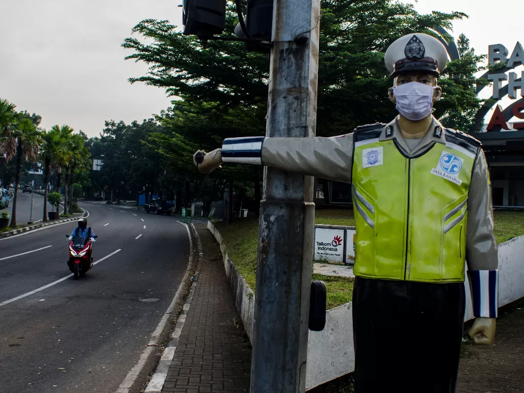 Patung polisi lalu lintas yang terletak di ruas jalan dipasangkan masker di Bandung, Jawa barat, Jumat (15/5/2020). (ANTARA/Novrian Arbi)