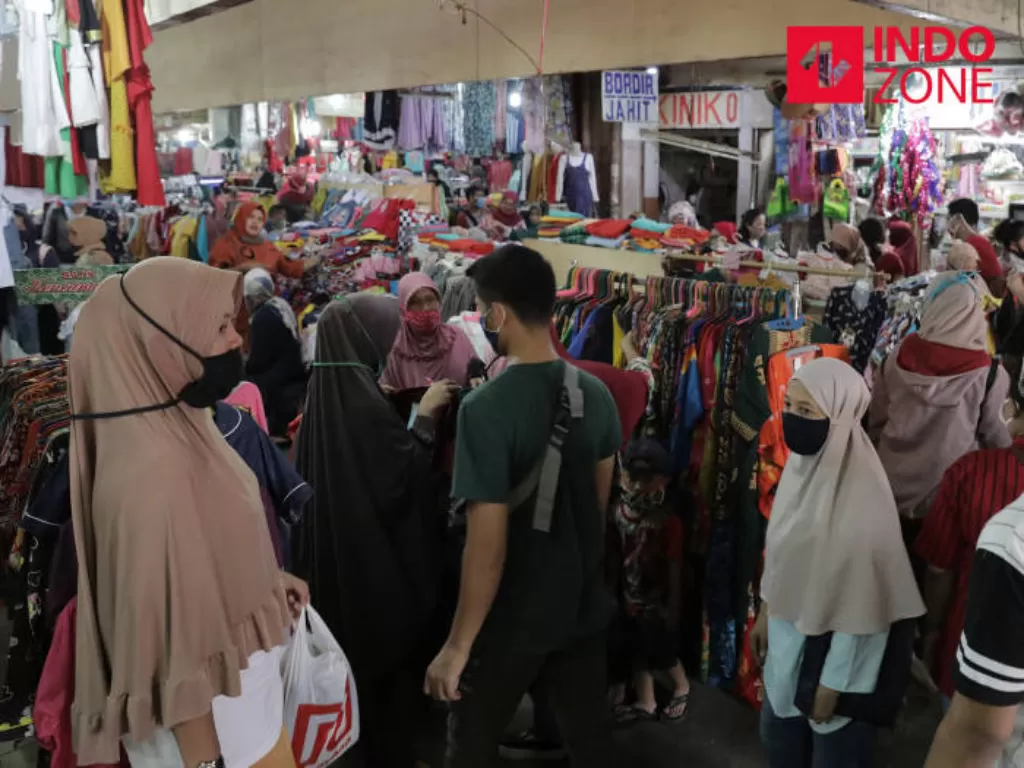 Warga berbelanja beragam kebutuhan di Pasar Kebayoran Lama, Jakarta, Rabu (20/5/2020). (INDOZONE/Arya Manggala)