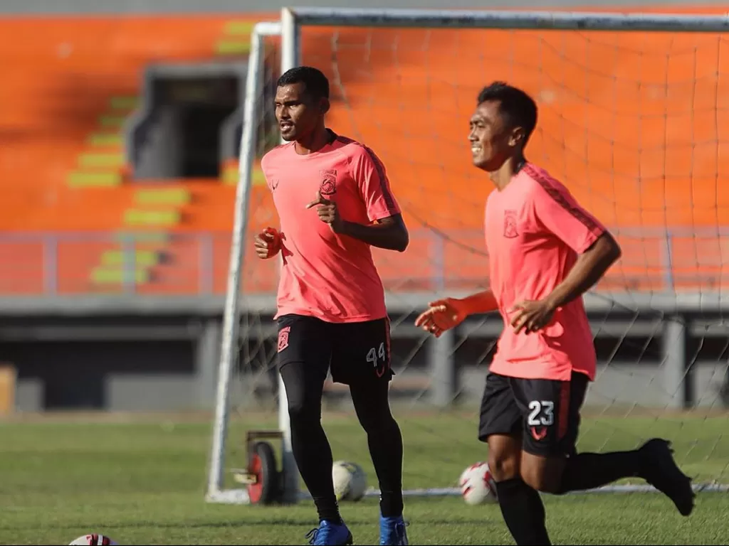 Dua pemain Borneo FC sedang menjalani sesi latihan. (Instagram/borneofc.id)