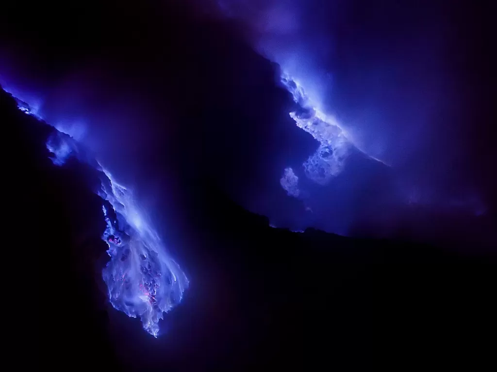 Fenomena Blue Fire di Gunung Ijen. (wikipedia)