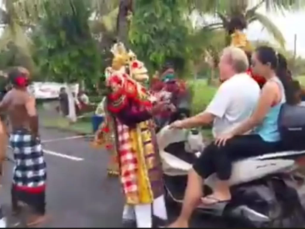 Sepasang bule dicegat oleh petugas PSBB yang mengenakan kostum tokoh wayang di Bali. (Foto: Istimewa)