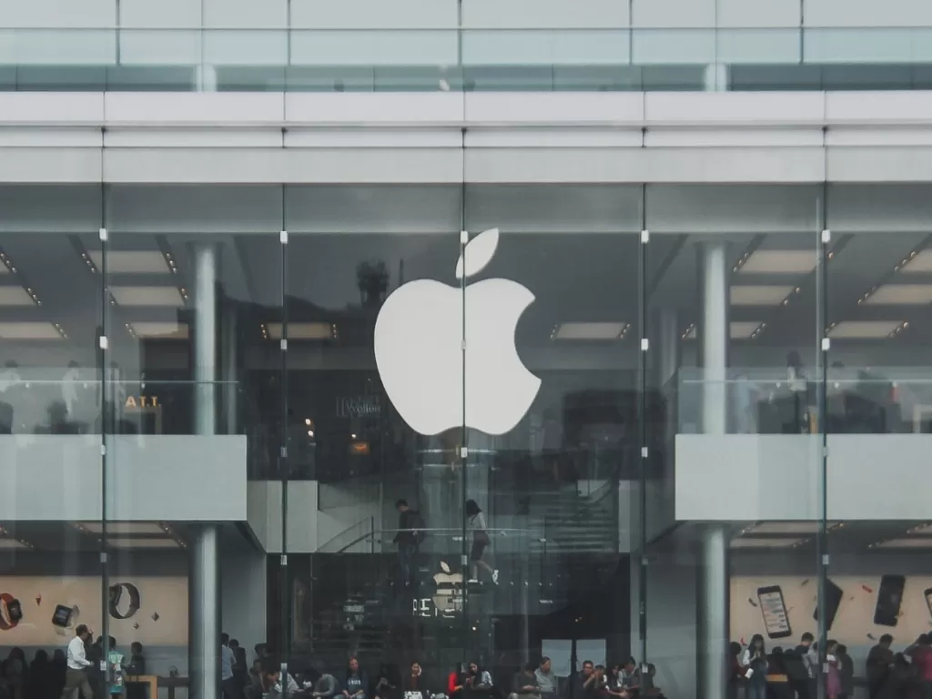 Logo Apple di Apple Store (photo/Unsplash/Alexandr Bormotin)