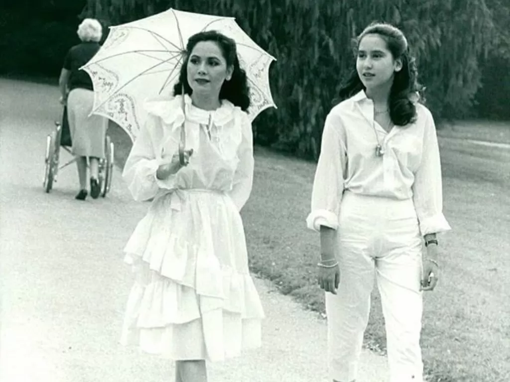Kartika Sari Dewi Soekarno berjalan berdua bersama ibunya, Ratna Sari Dewi atau Naoko Nemoto suatu hari di Paris. (Foto: Instagram/Kartikasoekarnofoundation)