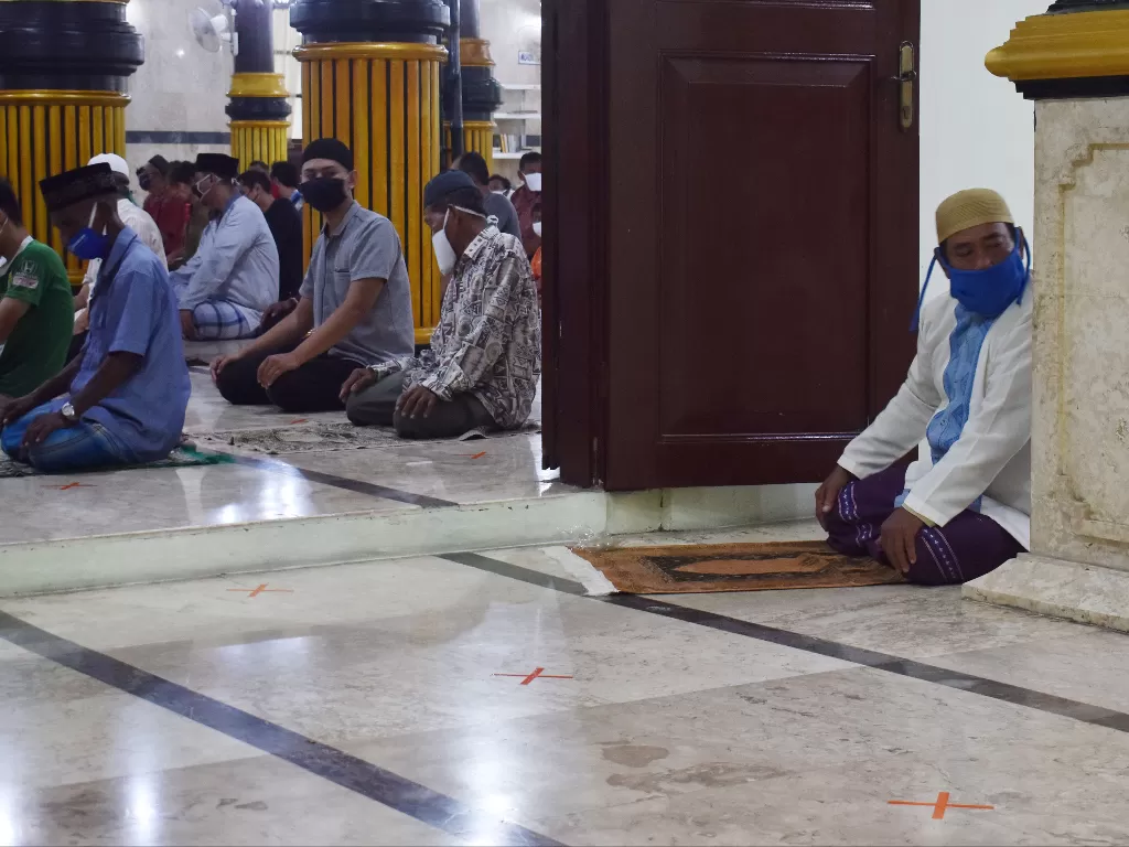 Umat Islam melaksanakan shalat Tarawih di Masjid Agung Baitul Hakim. (Photo/Ilustrasi/ ANTARA FOTO/Siswowidodo)